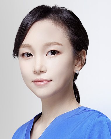 파란 수술복의 이세연 대표원장