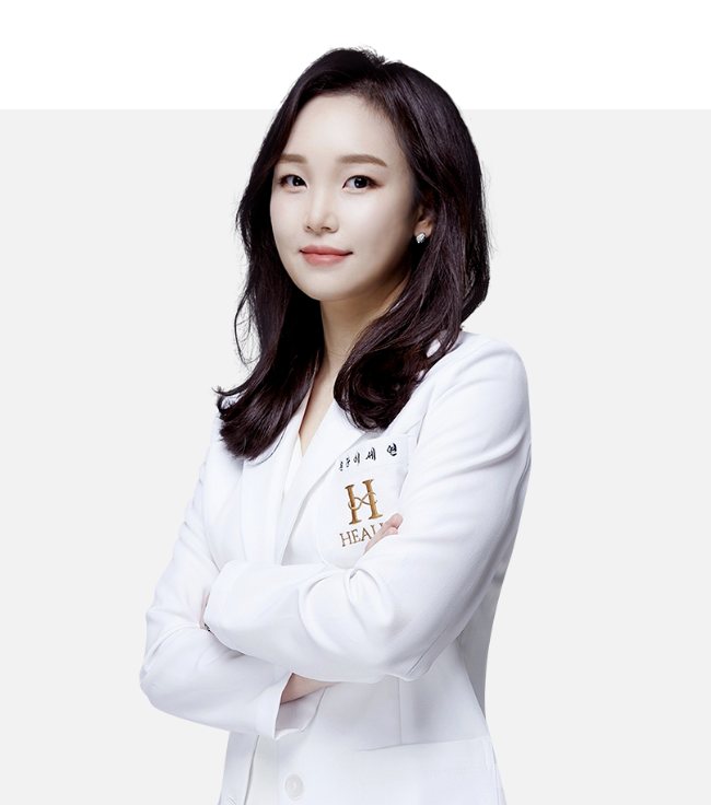 흰 가운을 입고 팔짱을 낀 이세연 대표원장